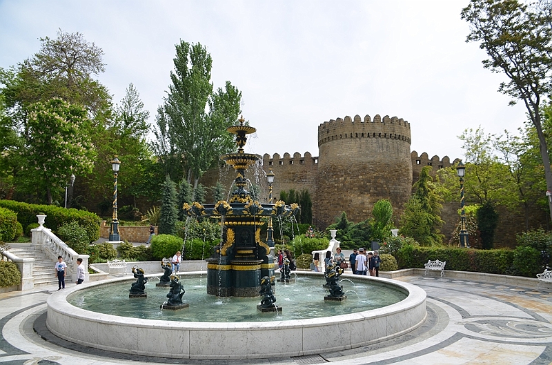 045_Azerbaijan_Baku_The_Garden_of_Aliaga_Vahid.JPG